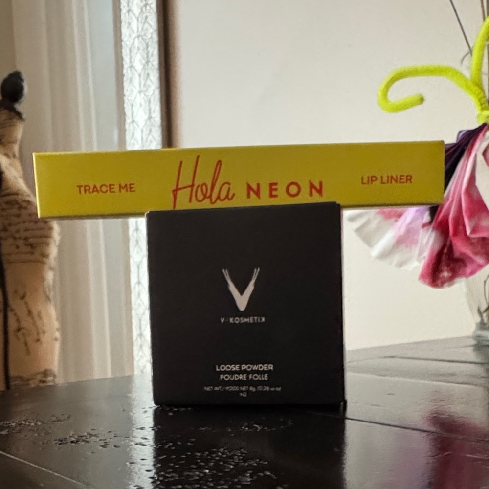 V Kosmetik Loose Powder (8 gram) and Hola Neon Lip Liner Set